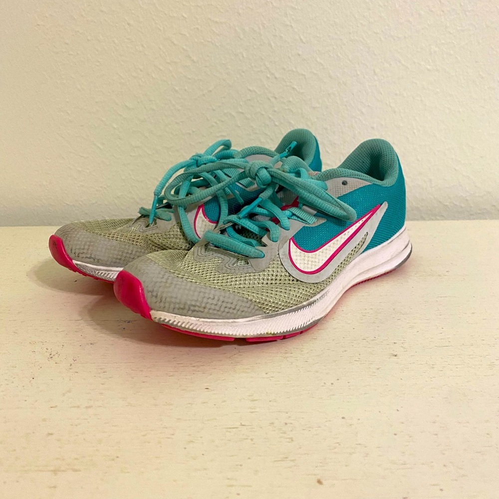 Girl’s Nikes!!